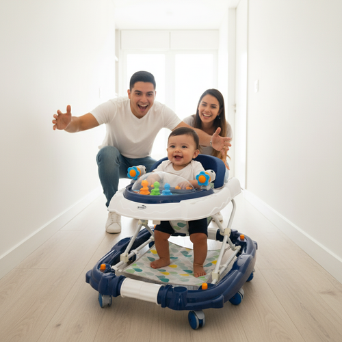 Bebé empujando andadera azul hacia papá en pasillo